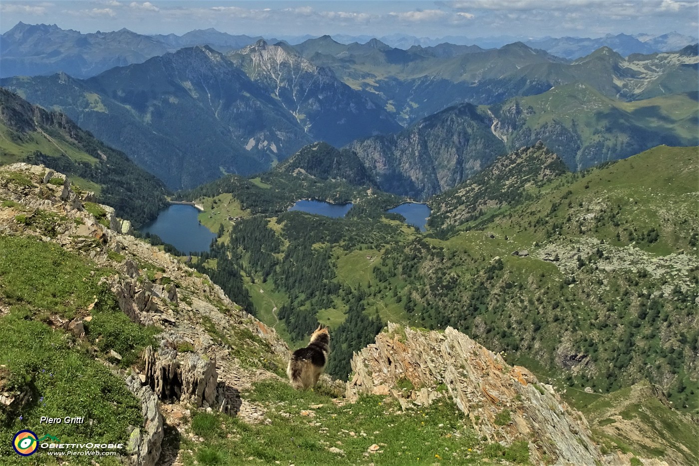 74 Dori osserva verso tre laghi , Casere, Marcio e Del Becco .JPG